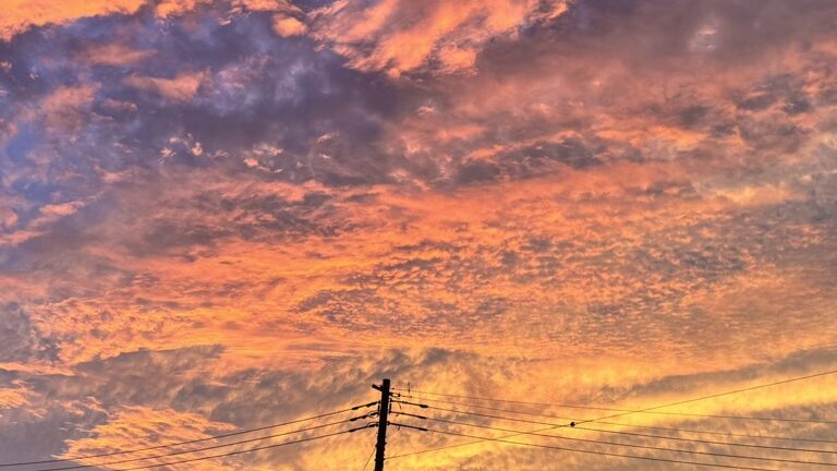 夕焼け空。赤く染まる雲と群青の空。