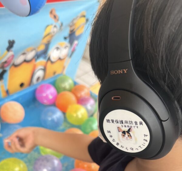 ヘッドホンにつけた聴覚過敏の猫シール